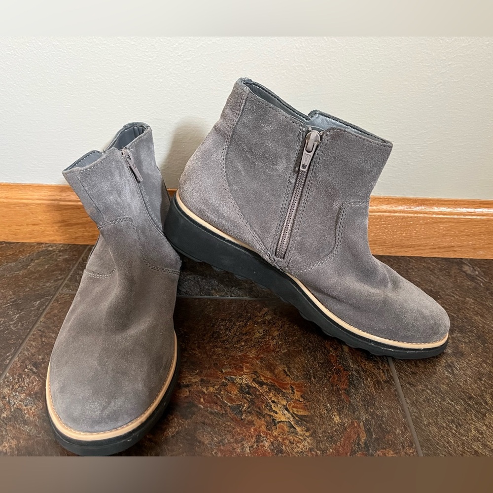Women’s. Clark’s Collection gray suede Sharon Swing wedge booties. Size 7.5